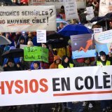 A Lausanne, la "marche des physios" s'est activée depuis la Riponne jusqu'à Bel-Air en passant par les places de la Palud et de St-François. Keystone/LAURENT GILLIERON